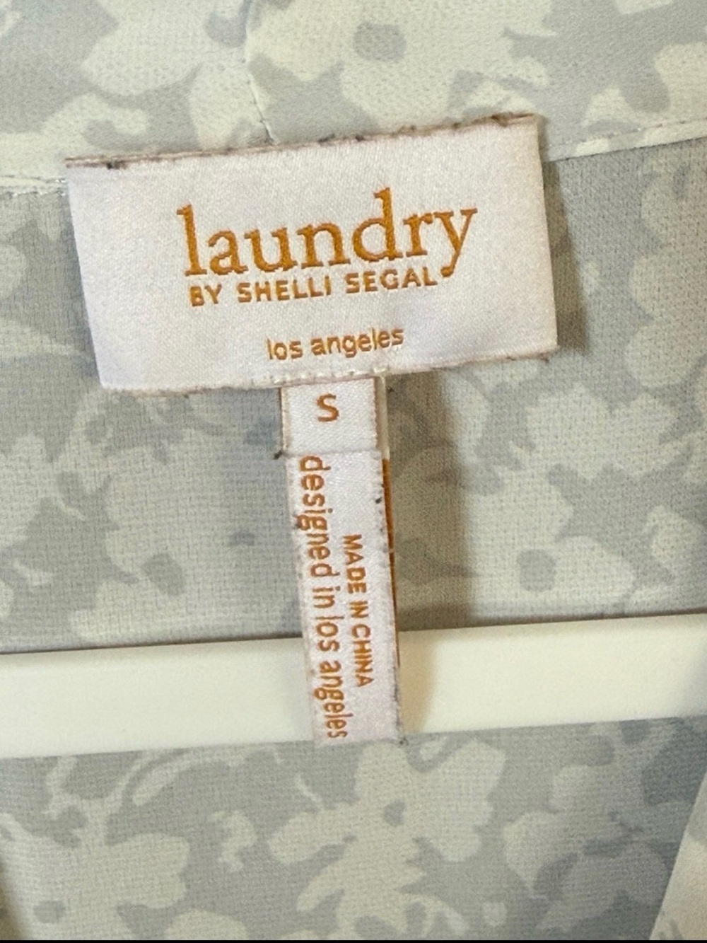Laundry by Shelli Segal Light Grey Floral V-Neck Blouse Small - Picture 2 of 3